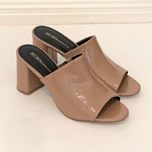 BCBG GENERATION WOMENS MULES TAN PATENT LEATHER PEEP TOE BLOCK HEELS SANDALS 8.5